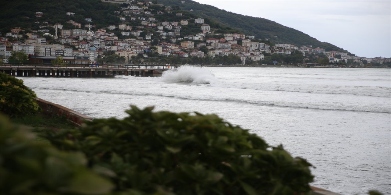 Altınordu, Perşembe ve Fatsa’da etkili olan rüzgar nedeniyle Karadeniz’de dalga yüksekliği 4 metreye ulaştı