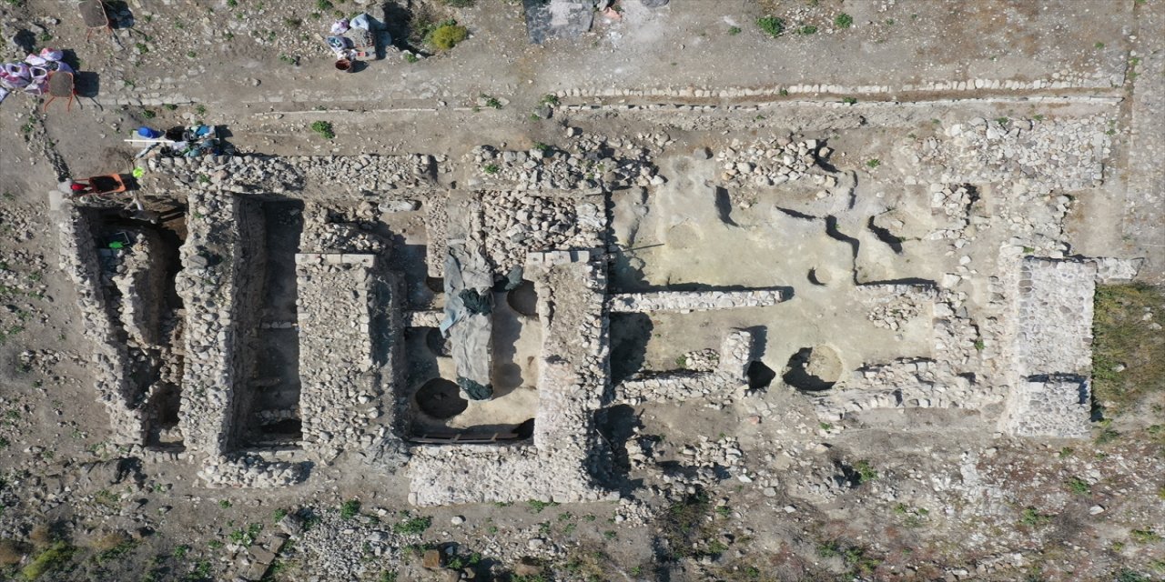 Balıkesir’deki Daskyleion Antik Kenti kazılarında Lidya sarayına ait mutfak katmanları ve iki yeni ocak ortaya çıkarıldı