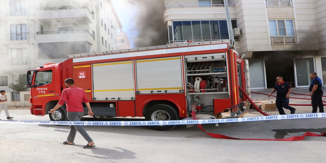Kilis’te tekstil atölyesinde çıkan yangın, ekiplerin hızlı müdahalesiyle büyümeden söndürüldü