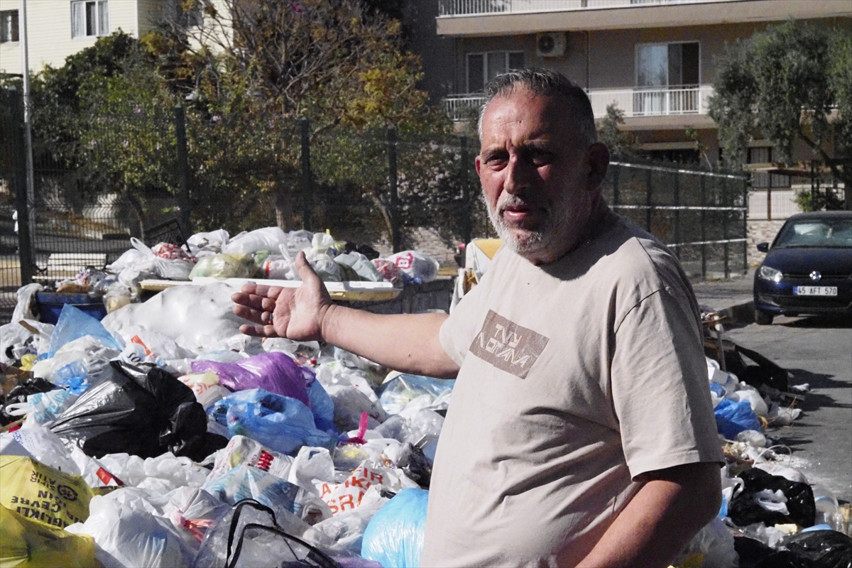 İzmir'in Buca ilçesinde biriken çöplere mahalleliden tepki