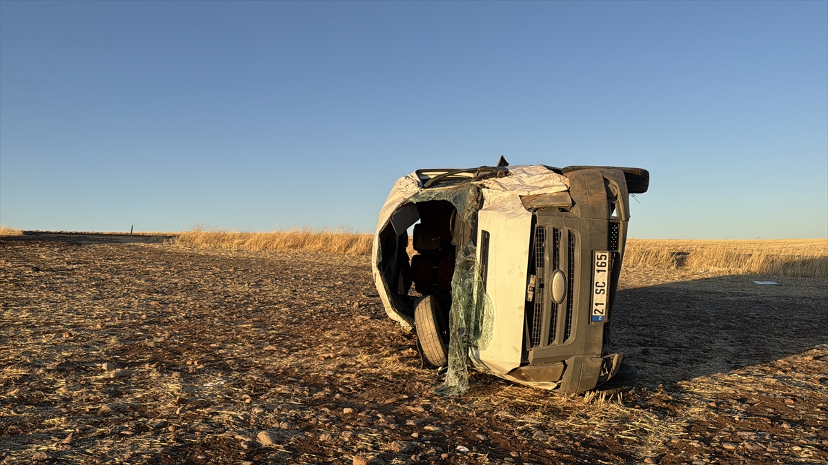 Diyarbakır'da otomobil ile öğrenci servisinin çarpıştığı kazada 9 kişi yaralandı