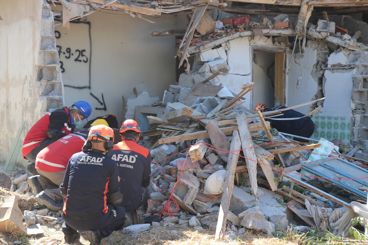 Burdur'da 5,7 büyüklüğünde deprem senaryosuyla tatbikat gerçekleştirildi