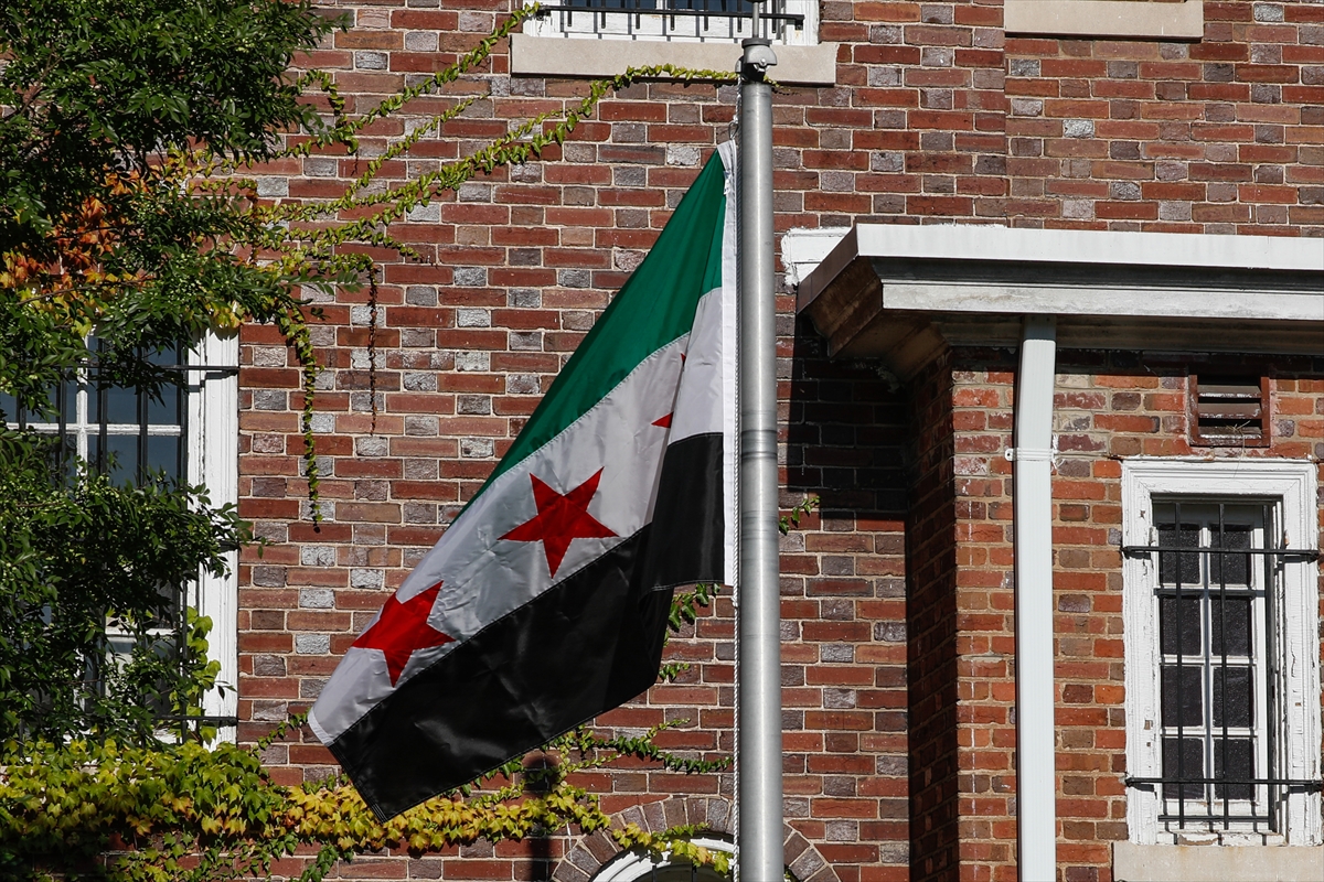 Suriye bayrağı, Washington’da göndere çekildi
