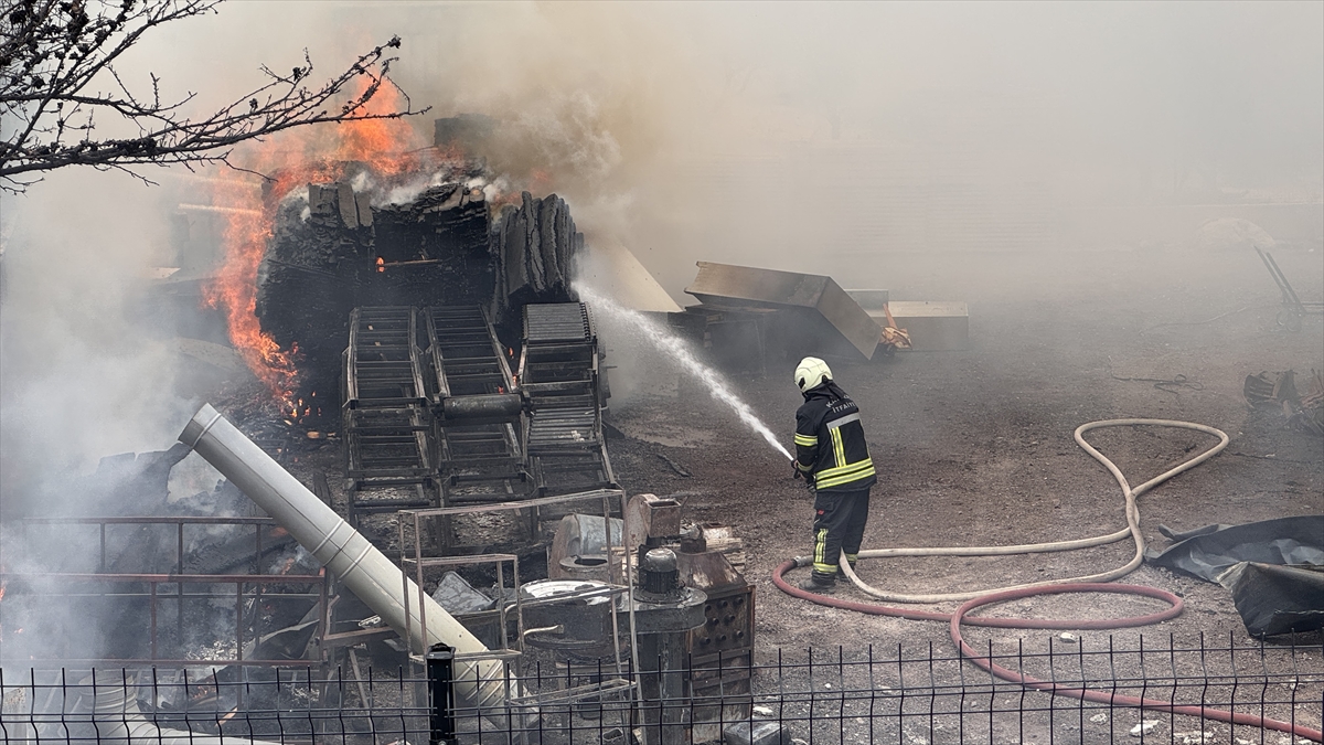 Kayseri'de mobilya fabrikasında çıkan yangına müdahale ediliyor