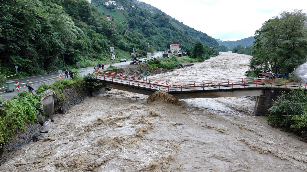 Rize'de sağanak etkili oluyor