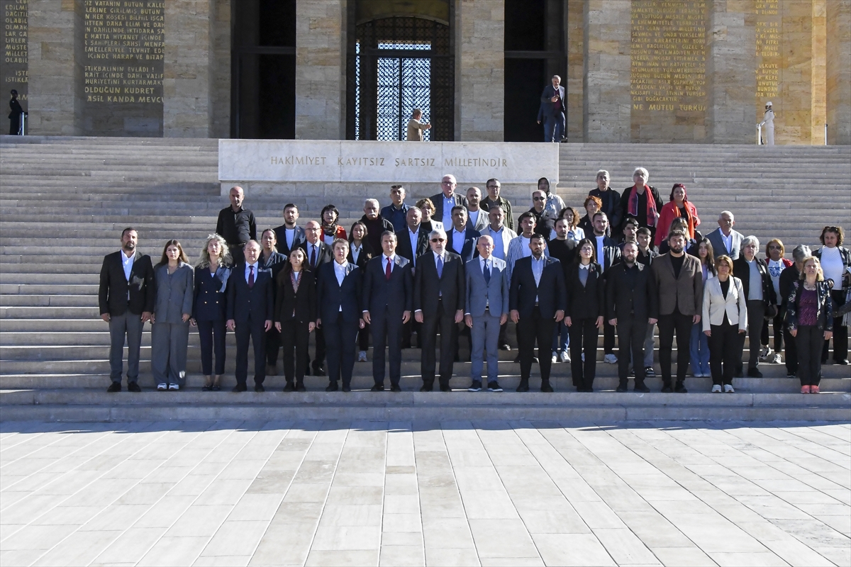 CHP heyeti yarın yapılacak 22. Olağanüstü Kurultay öncesi Anıtkabir'i ziyaret etti
