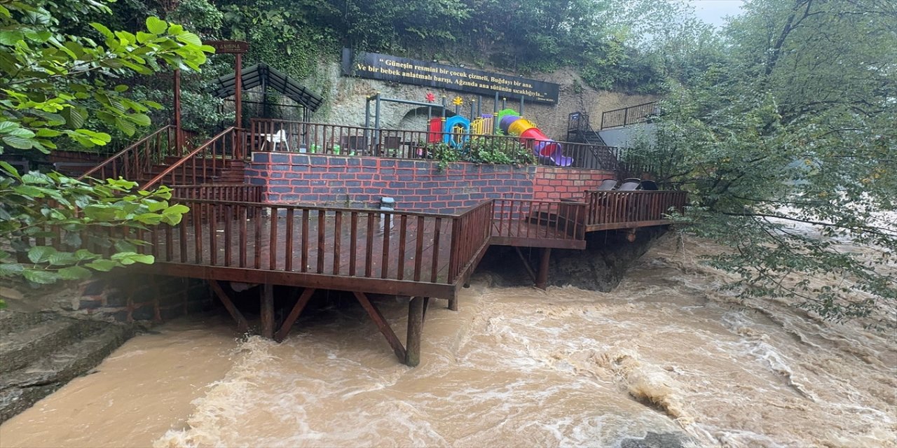Giresun'un Görele, Çanakçı ve Doğankent ilçelerinde sağanak yağış heyelanlara yol açtı, bazı yollar ulaşıma kapandı.