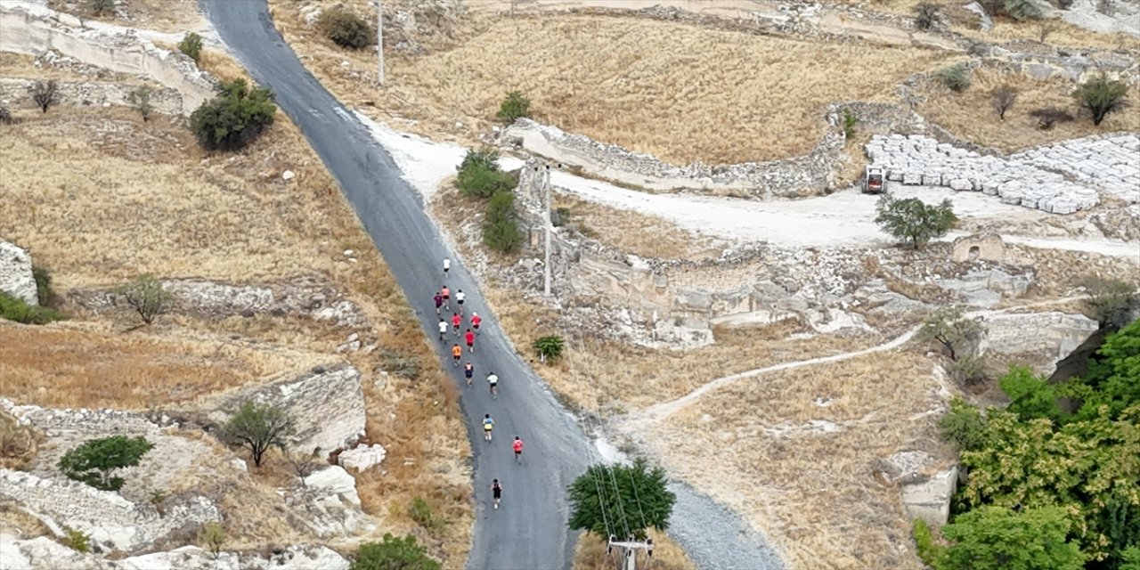 Kapadokya’da 5 ülkeden 187 sporcunun katıldığı Gomeda Ultra Valley Trail Koşusu başladı, nefes kesen yarış başladı.