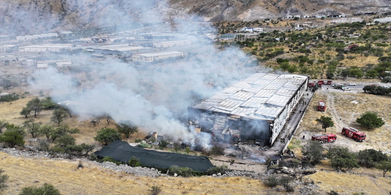 Kayseri OSB’de mobilya fabrikasında çıkan yangın itfaiye müdahalesiyle söndürüldü