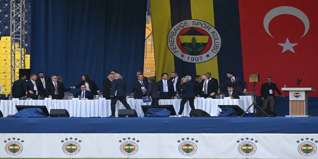 Fenerbahçe Kulübü'nün olağanüstü seçimli genel kurulu Chobani Stadı'nda başladı, üyeler kulübün geleceğini belirleyecek.