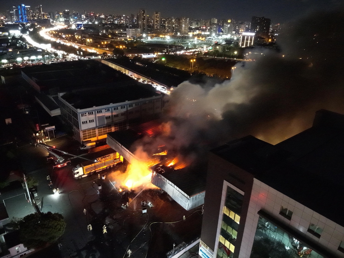 Başakşehir'de iş yerinde çıkan yangına itfaiye ekiplerince müdahale ediliyor