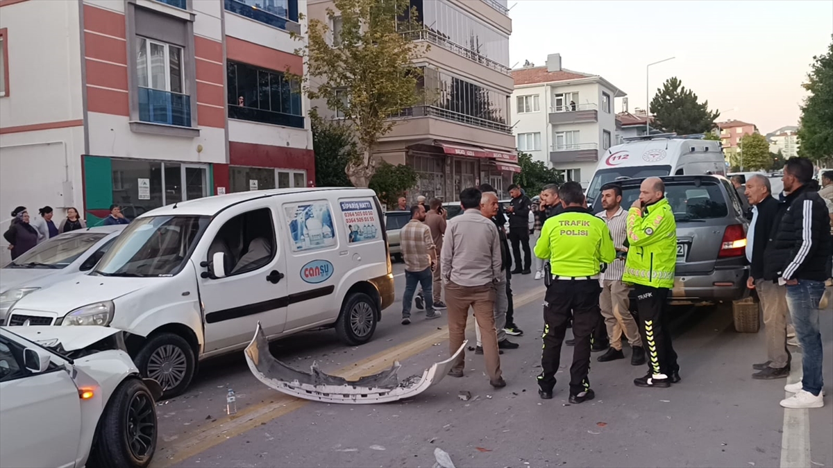 Çorum'da üç aracın çarpıştığı kazada 4 kişi yaralandı