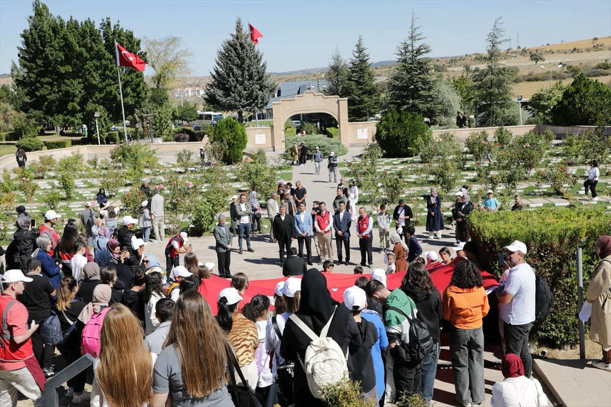 Kütahya'da öğrenciler vakıf hayır şartı kapsamında piknik yapıp şehitliği ziyaret etti