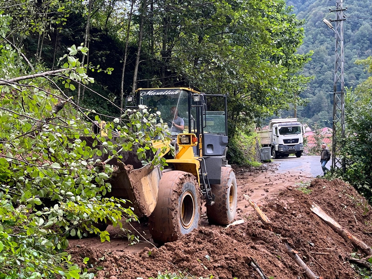 Trabzon'da şiddetli yağışlara karşı belediye ekipleri teyakkuzda