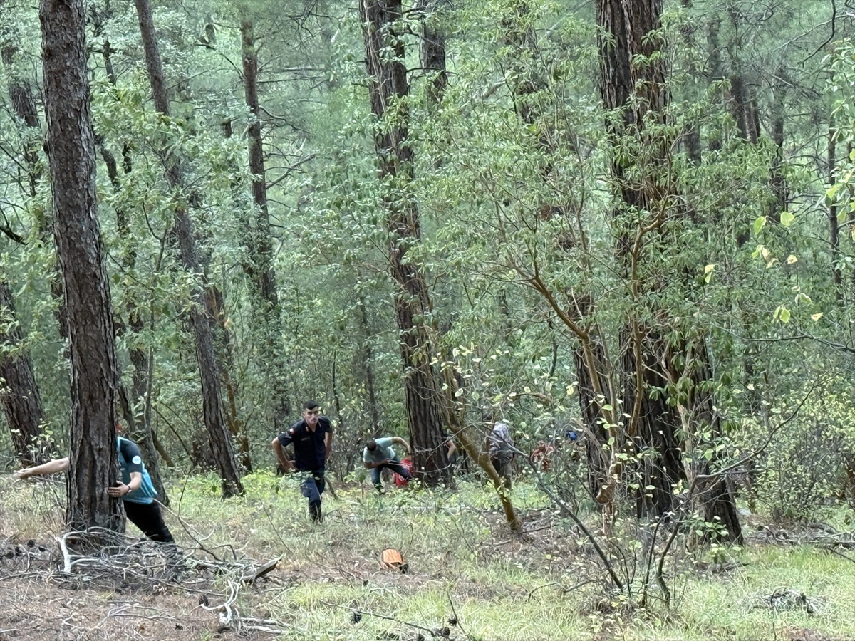 Mersin'de kayalıklardan düşen kişi 4 saatlik operasyonla kurtarıldı