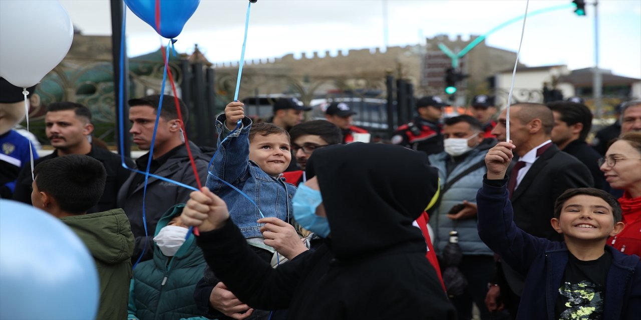 Erzurum’da lösemiyi yenen 7 yaşındaki Sıraç, polislerle balon uçurarak hayalini gerçekleştirdi
