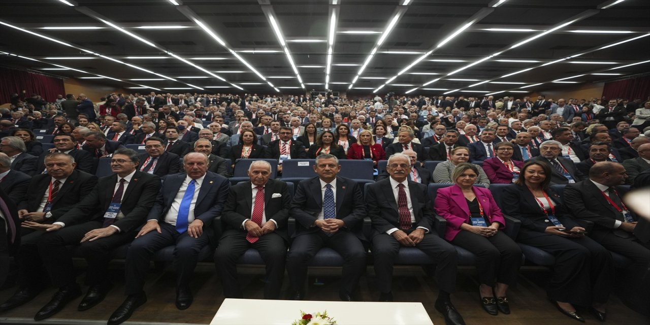 CHP'nin 22. Olağanüstü Kurultayı Özgür Özel'in açılışıyla başladı, Murat Emir divan başkanı seçildi