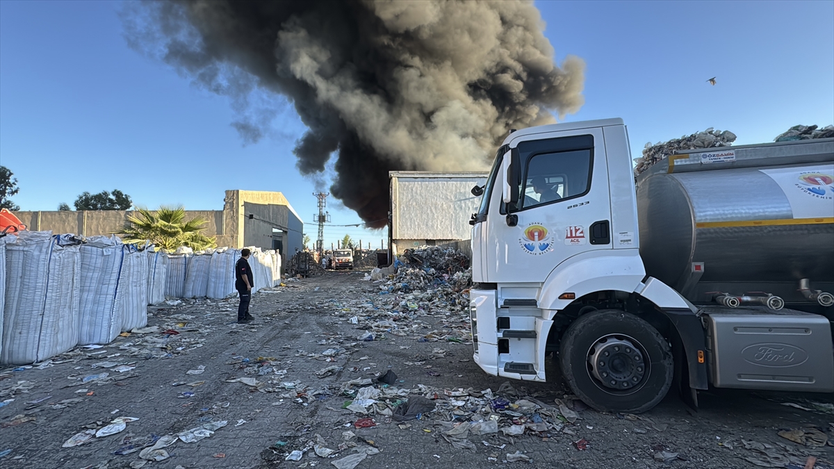 Adana'da geri dönüşüm fabrikasının bahçesinde çıkan yangına müdahale ediliyor