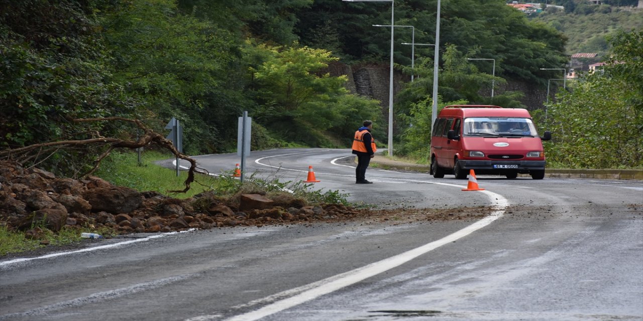 Trabzon Akçaabat Sera Gölü yolunda toprak kayması nedeniyle ulaşım tek şeritten sağlanıyor
