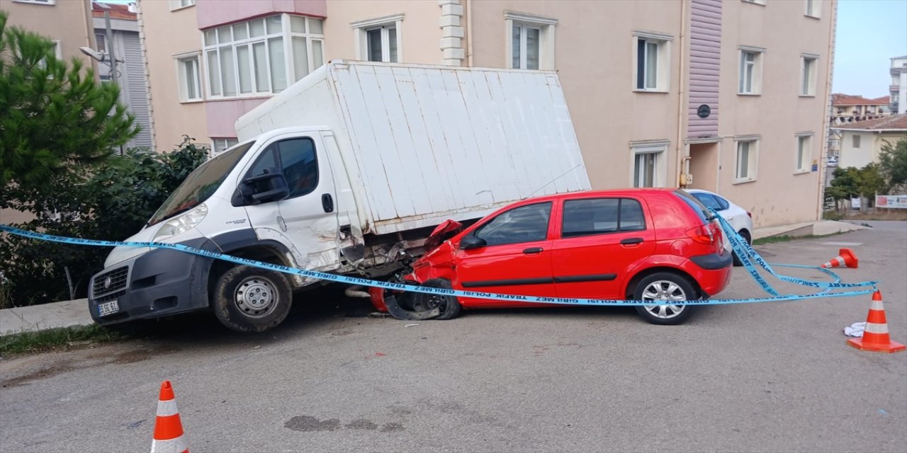 Sinop’ta fren yerine gaza basan otomobil, yol kenarında bekleyen 2 kişiye çarptı