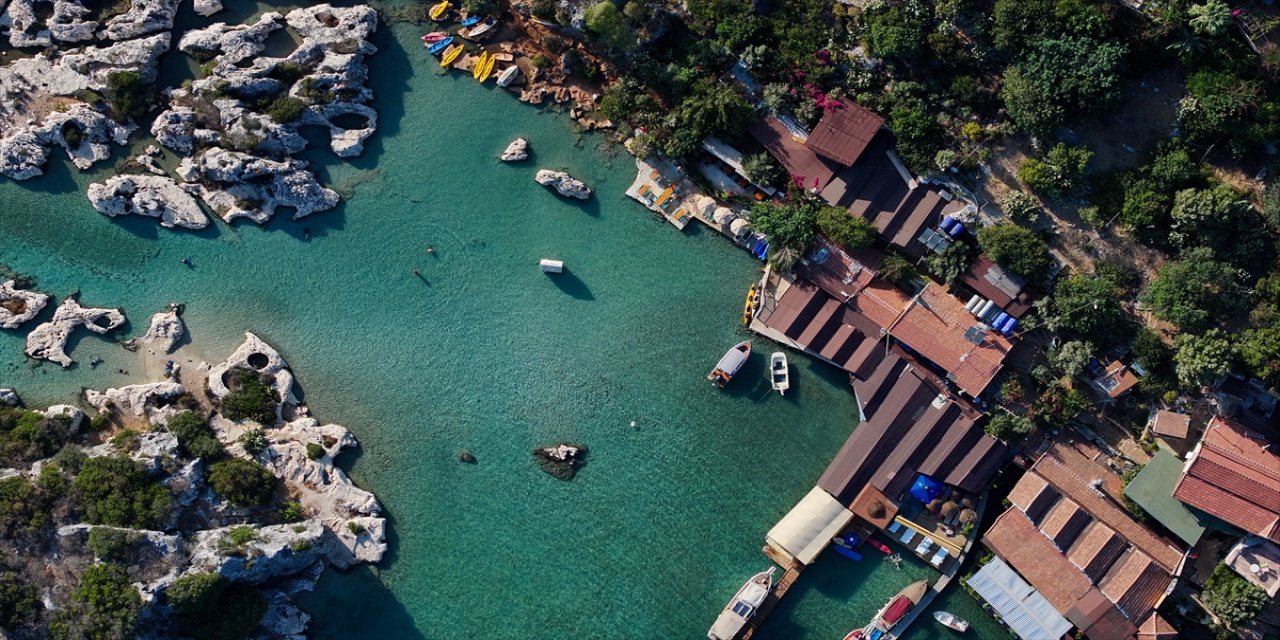 Antalya Demre’de Kekova bölgesi, masmavi denizi ve tarihi kalıntılarıyla ziyaretçilerini unutulmaz mavi turlara çıkarıyor