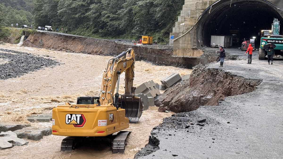 Bakanlar Uraloğlu ile Bak, Çamlıhemşin-Ayder Yaylası yolunda incelemede bulundu
