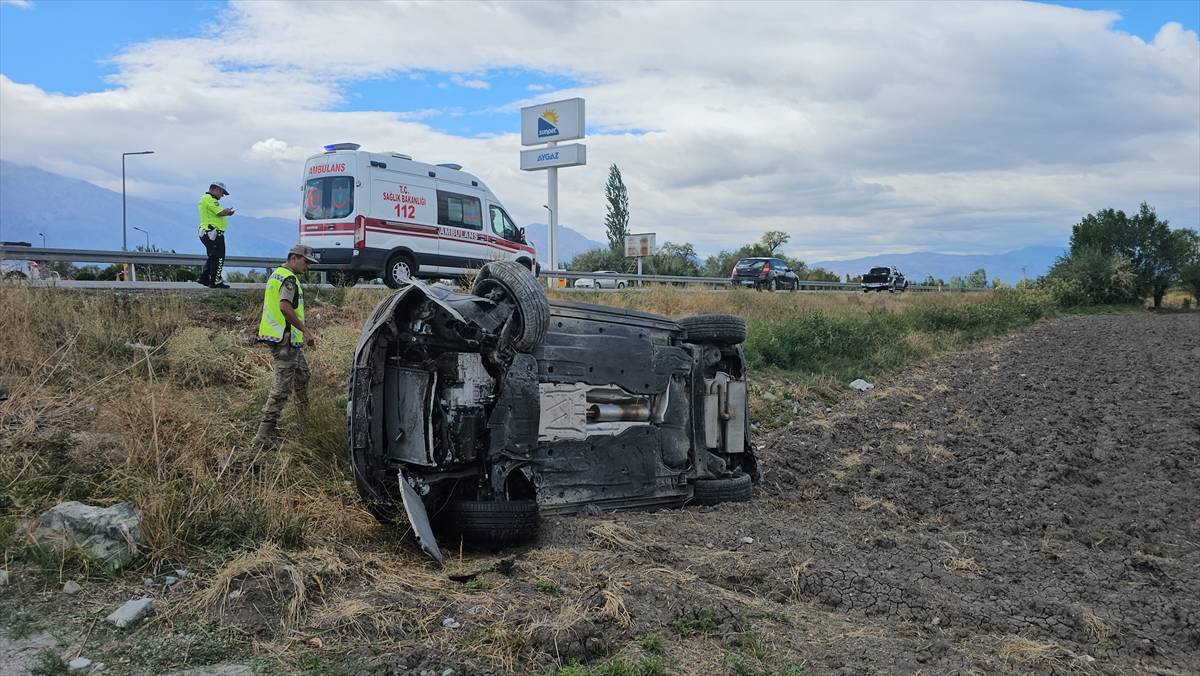 Erzincan'da takla atan otomobilde sıkışanları sağlık ve polis ekipleri kurtardı