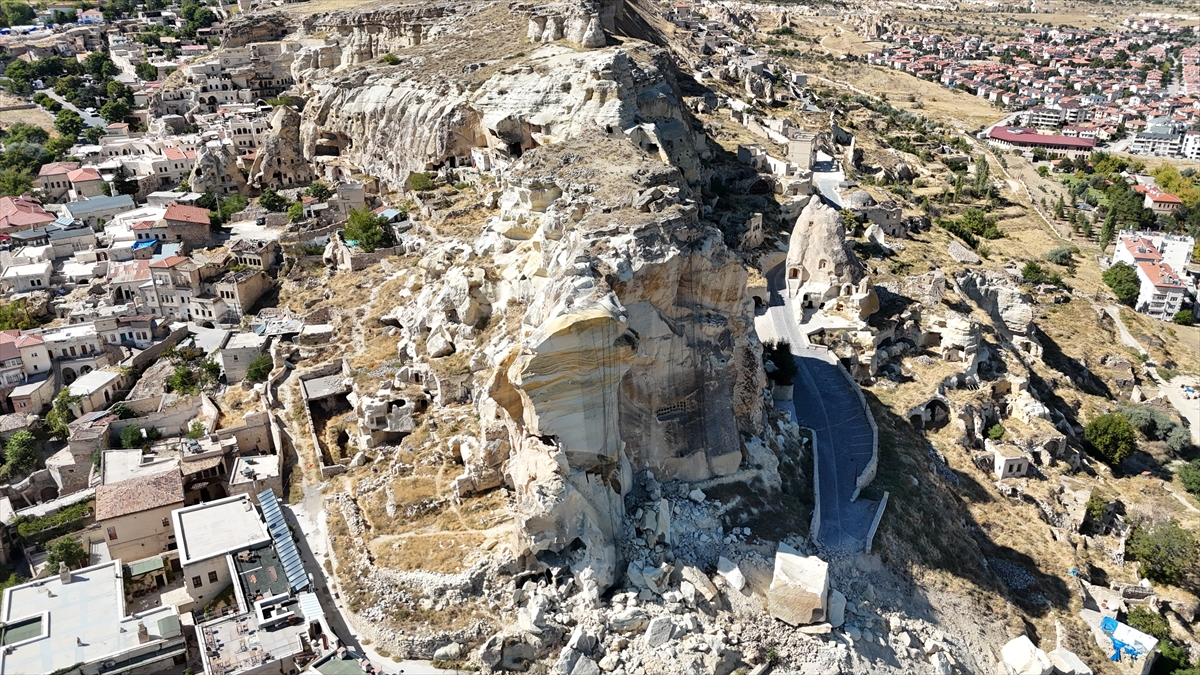 Nevşehir'de Kadıkalesi'nden kopan kaya parçası düştü