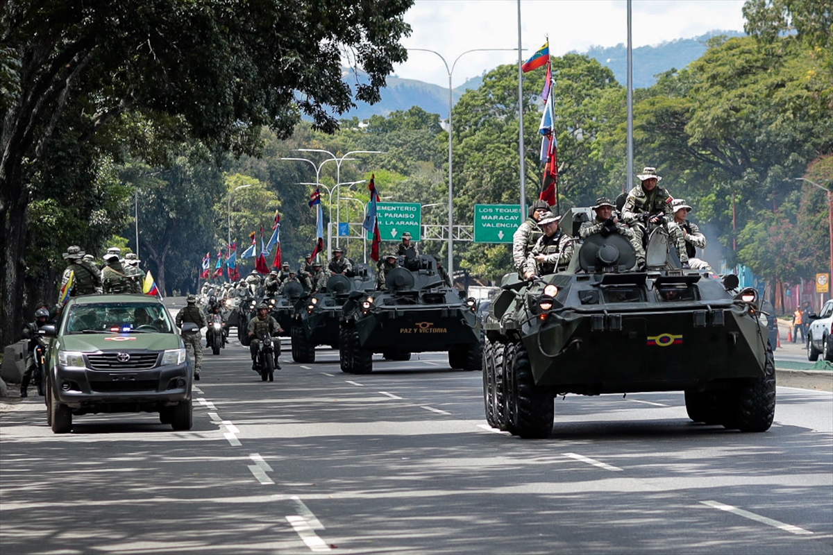 Venezuela ordusu başkent Caracas'ta askeri konvoyla halkı selamladı