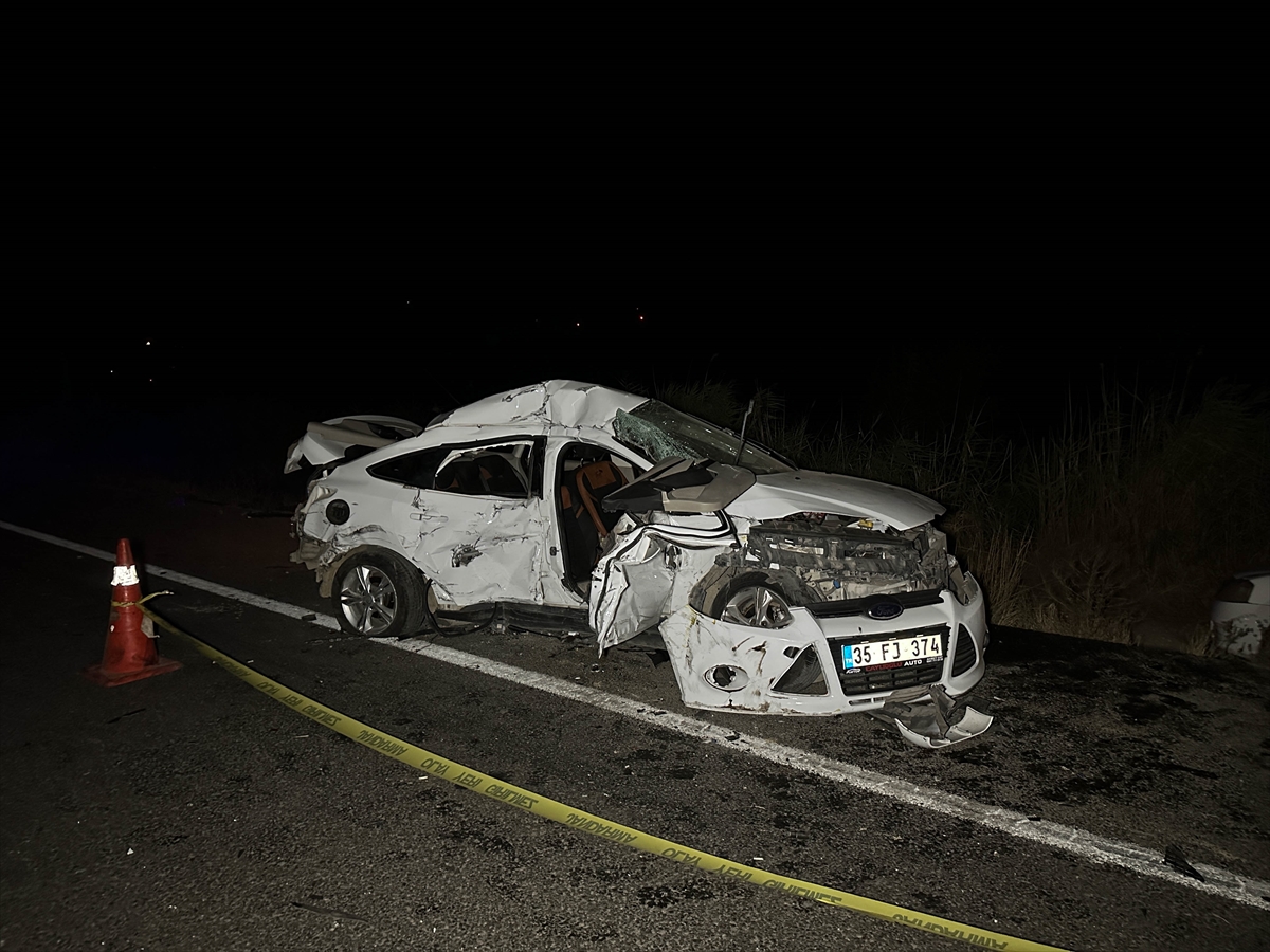 Uşak'ta tırla çarpışan otomobildeki 1 kişi öldü, 1 kişi yaralandı