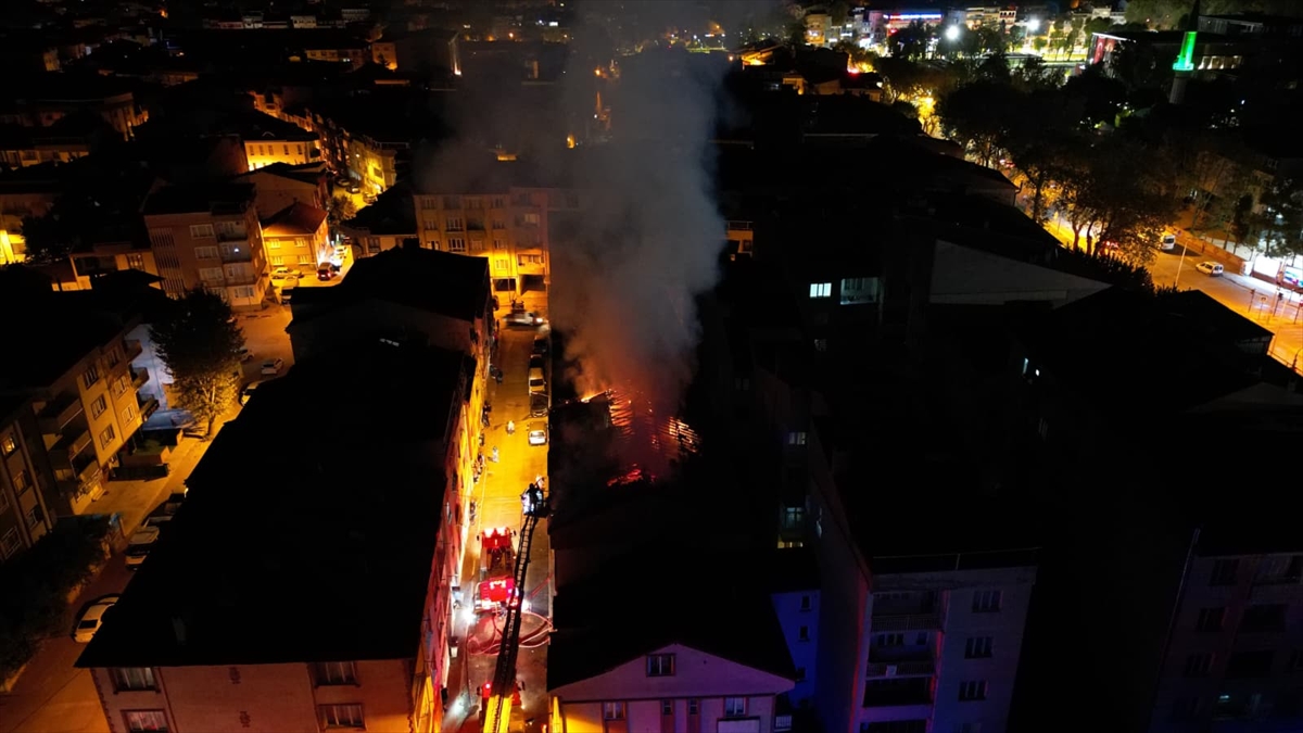Bursa'da bir binanın çatısında çıkan yangın söndürüldü