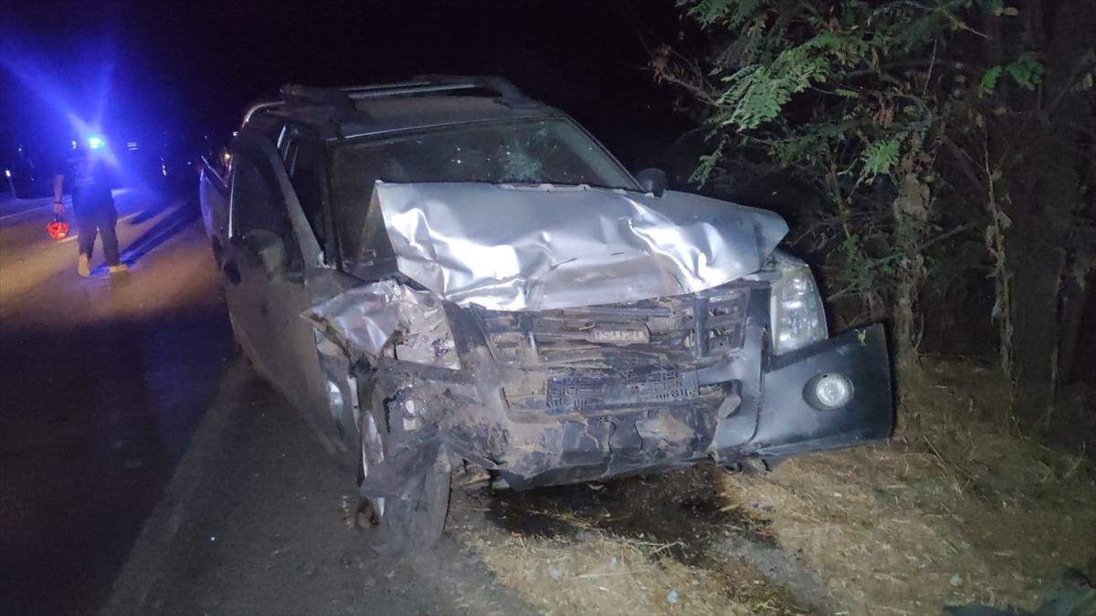 İzmir'de kamyonet ile otomobilin çarpıştığı kazada 1 kişi öldü, 8 kişi yaralandı