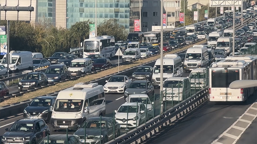 İstanbul'da haftanın ilk iş günü trafik yoğunluğu yüzde 71'e kadar çıktı