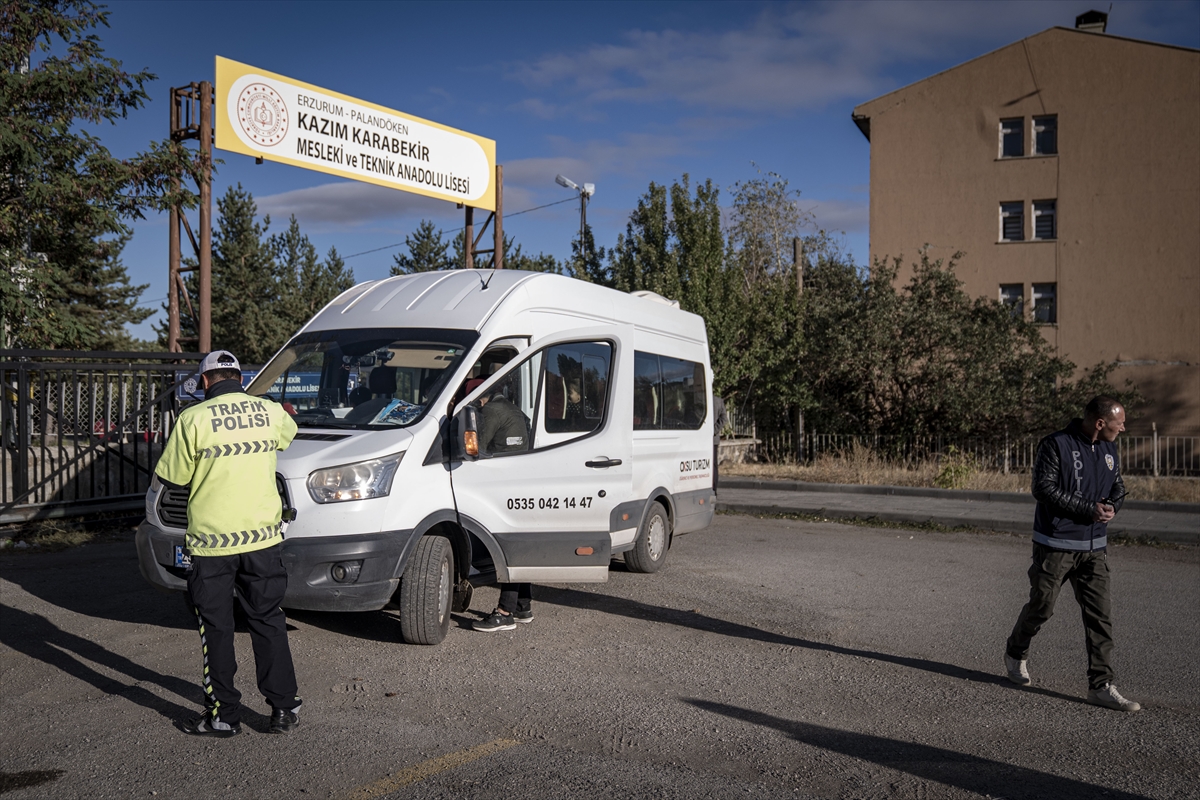Erzurum polisi öğrencilerin güvenliği için okul çevresinde nöbette