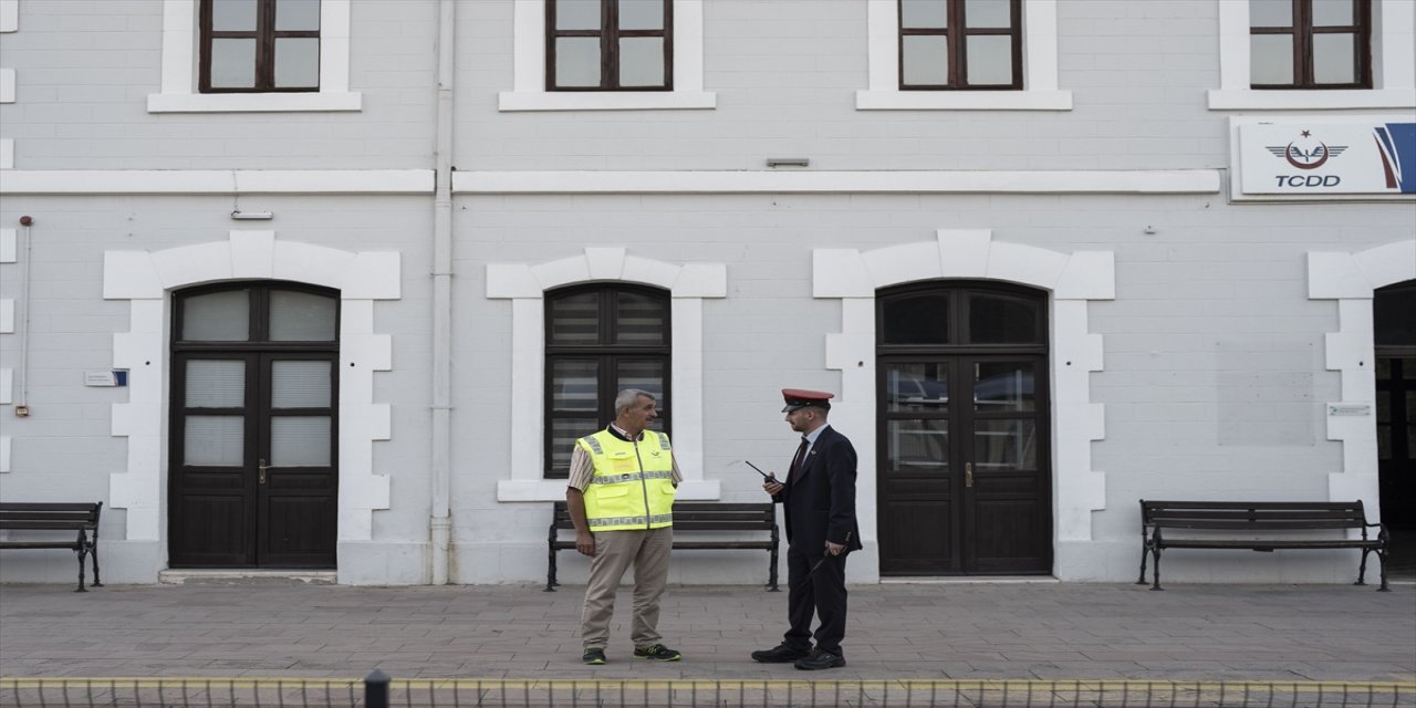 Uşak’ta Tevfik Doğan, dedesi ve babasından sonra 45 yıldır demir yollarında trenlerin güvenliği için çalışıyor