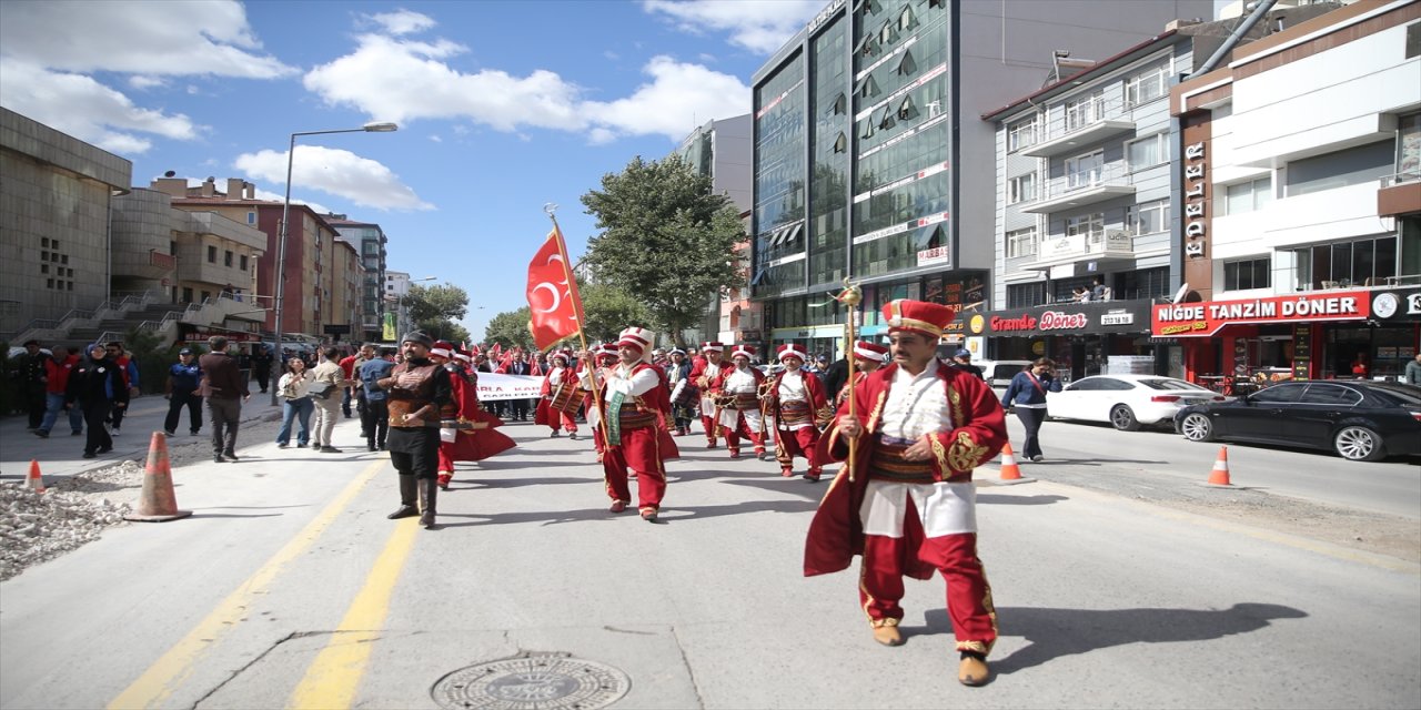 Niğde Belediyesi Mehter Takımı’nın tek kadın davulcusu Ayşe Ezer, ritimleriyle kültürel mirasa renk katıyor