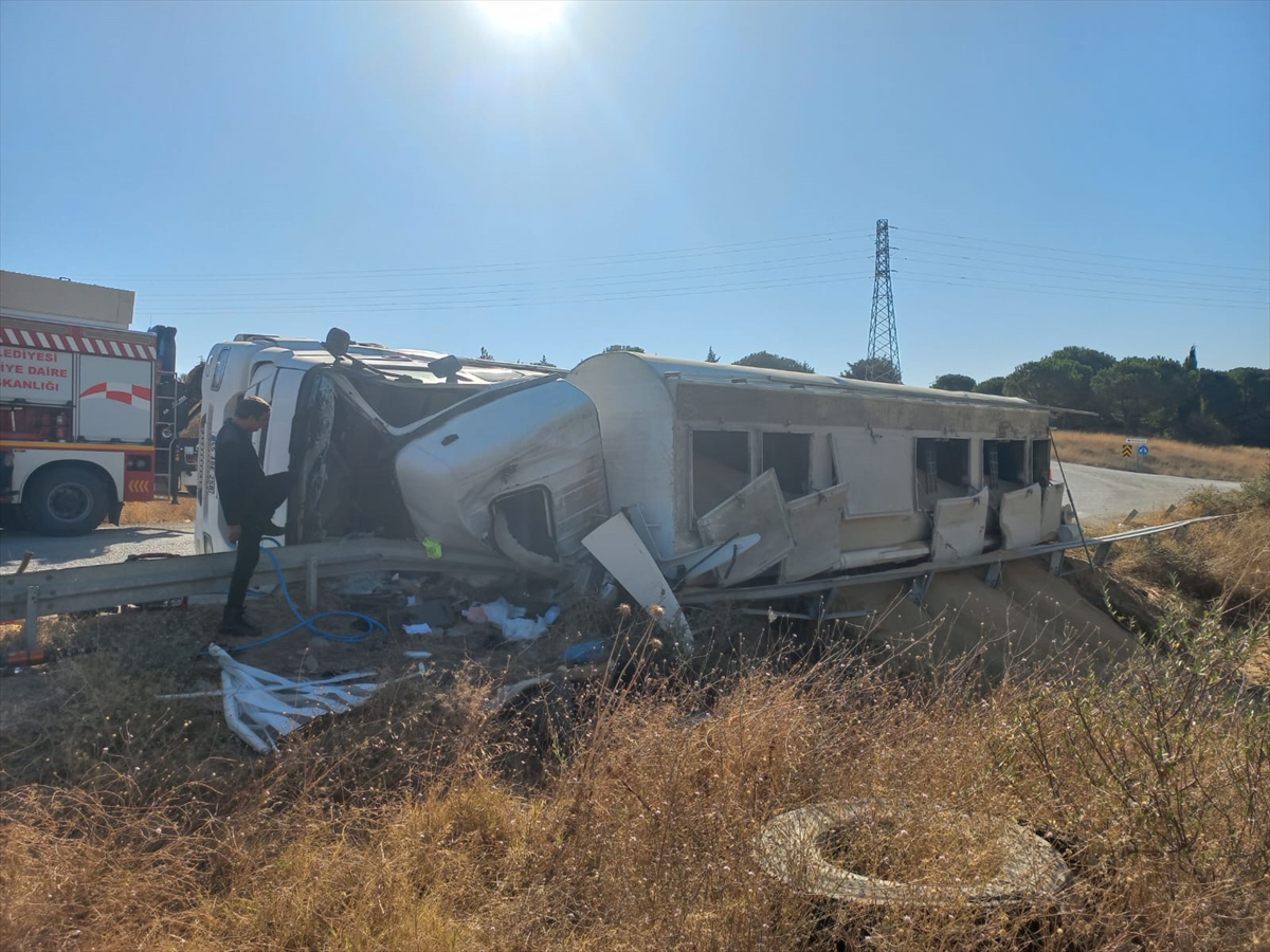 Balıkesir’de devrilen tırın sürücüsü hayatını kaybetti