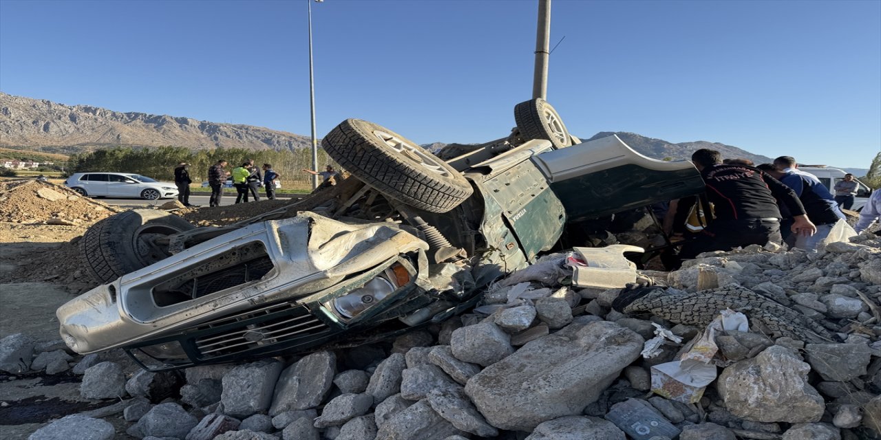 Göksun’da cip devrildi: 3 kişi yaralandı