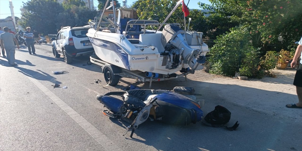 Demre’de motosiklet park halindeki otomobile bağlı bota çarptı: 2 yaralı