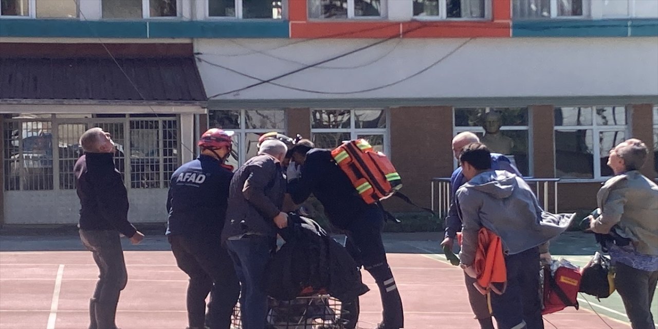 Artvin Borçka’da Heyelan Mağduru Hasta Helikopterle Rize’deki Hastaneye Sevk Edildi