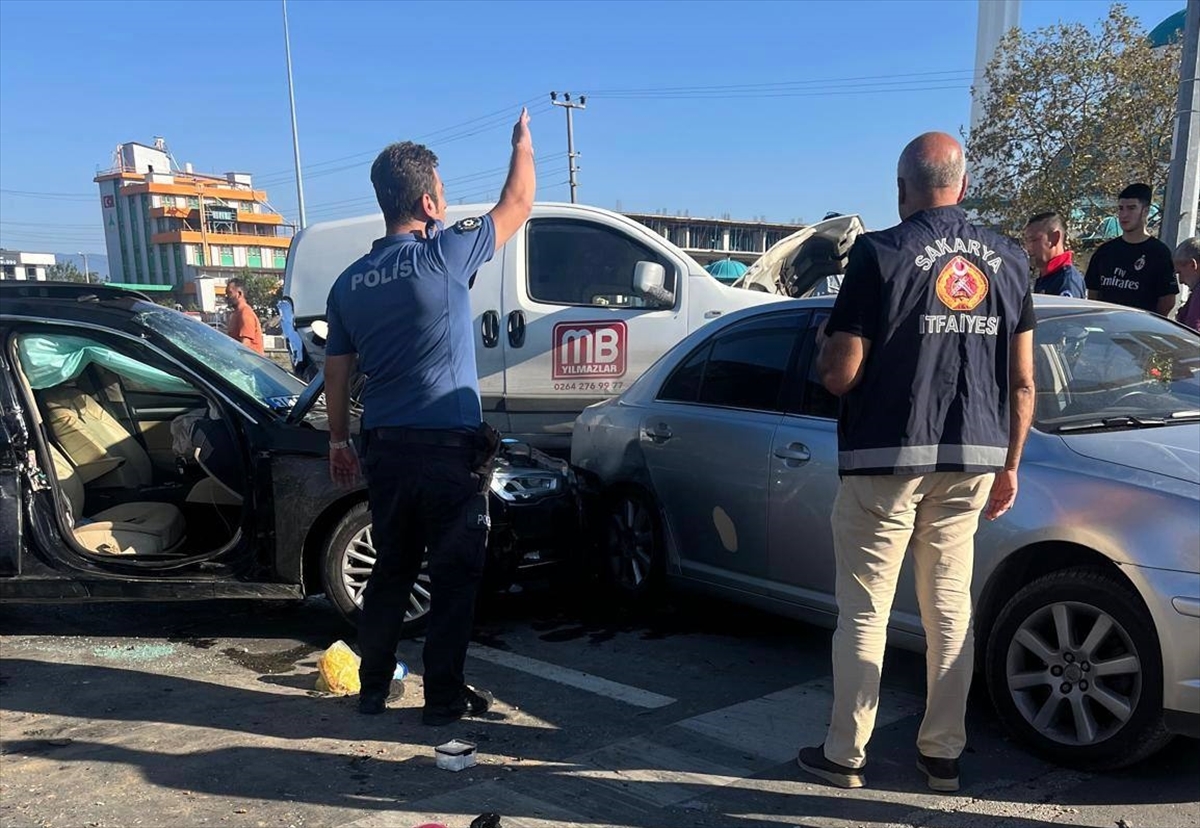 Sakarya'da kontrolden çıkan otomobilin araçlara çarpması sonucu 6 kişi yaralandı