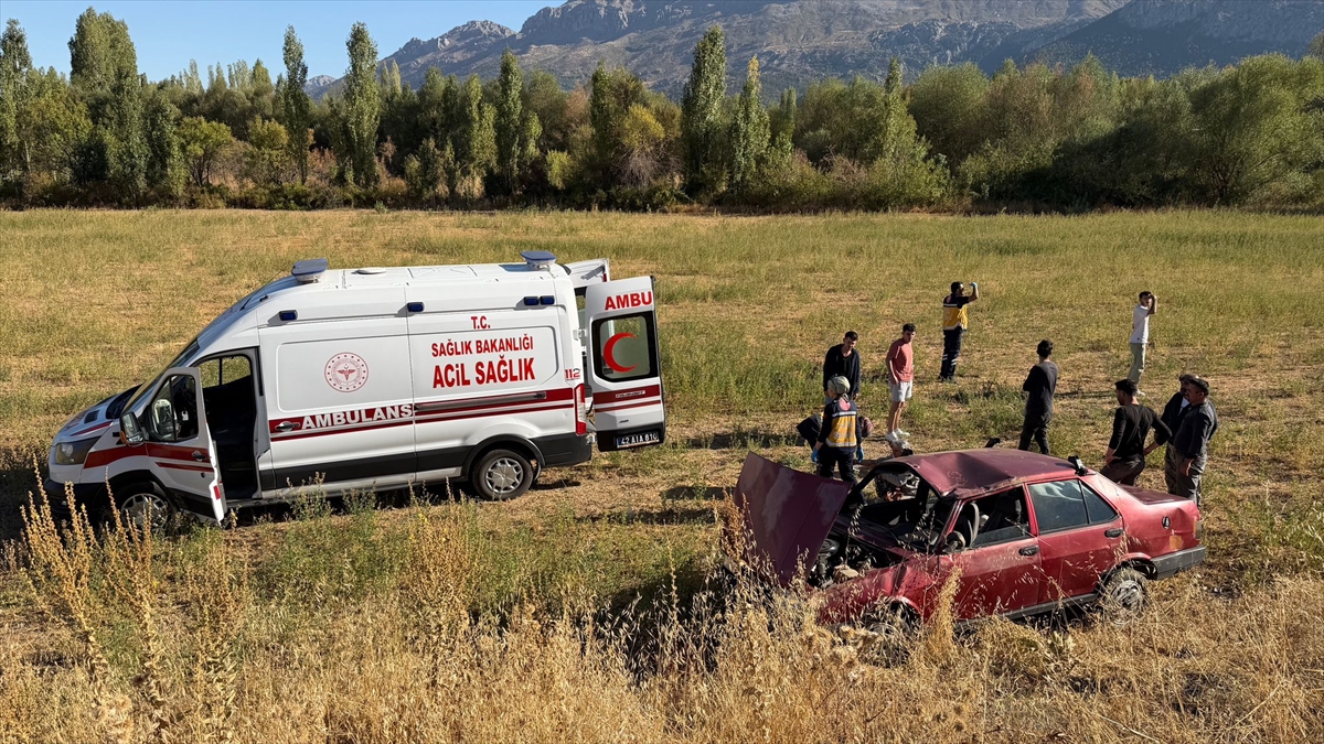 Konya'da yoldan çıkarak boş araziye giren otomobildeki çift yaralandı