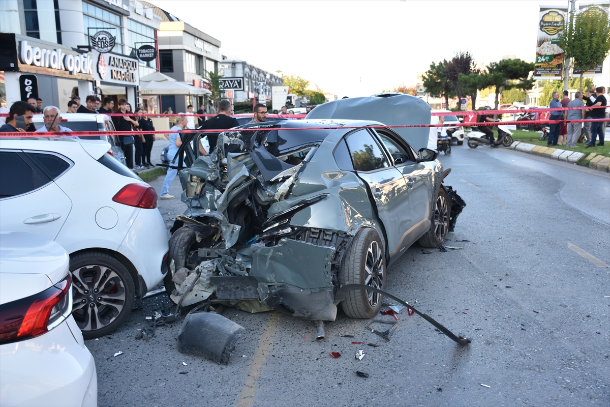 Sakarya'da beton mikseri park halindeki 5 otomobile zarar verdi, 2 çocuk yaralandı