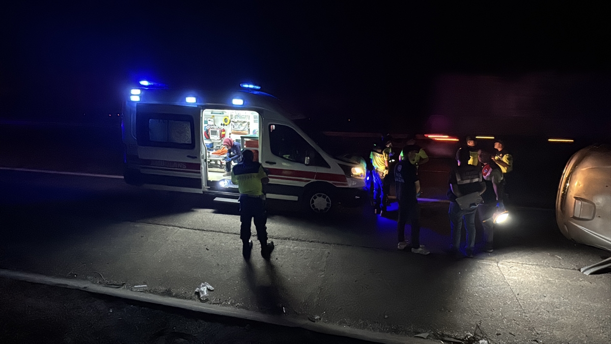 Gaziantep'te lastiği patlayan kamyonetin devrildiği kazada 2 kişi öldü, 8 kişi yaralandı