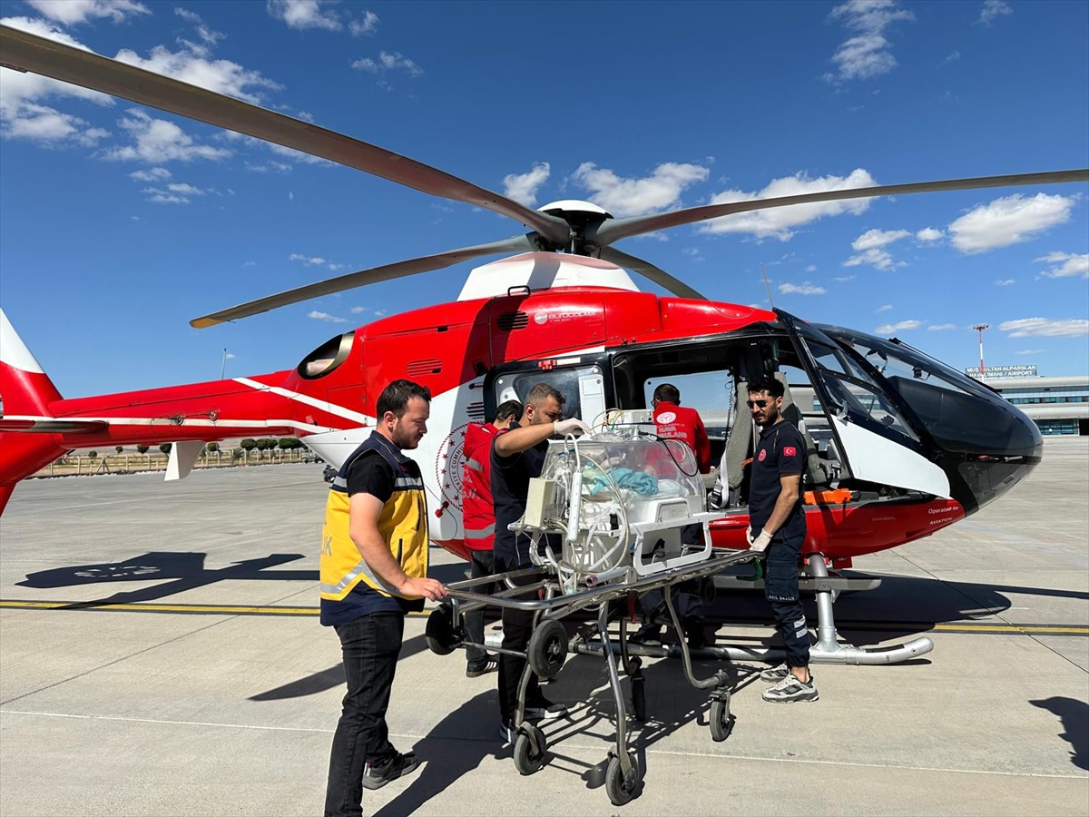 Muş'ta hasta bebek ambulans helikopterle Van'a sevk edildi
