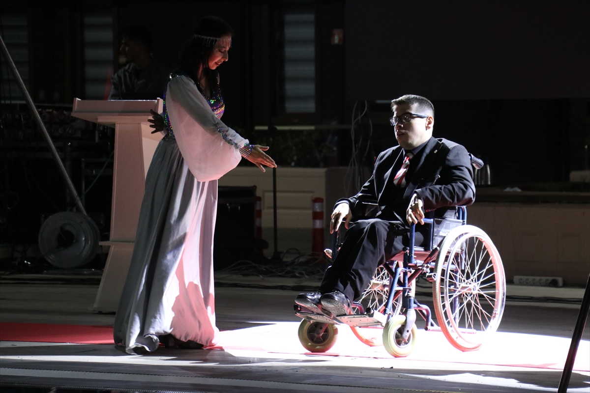 Samsun'da "Engelsiz Işıklar Havuz Başı Defilesi" düzenlendi