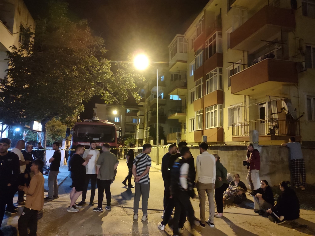 Bursa'da 4 katlı binada çıkan yangında 3 kişi öldü