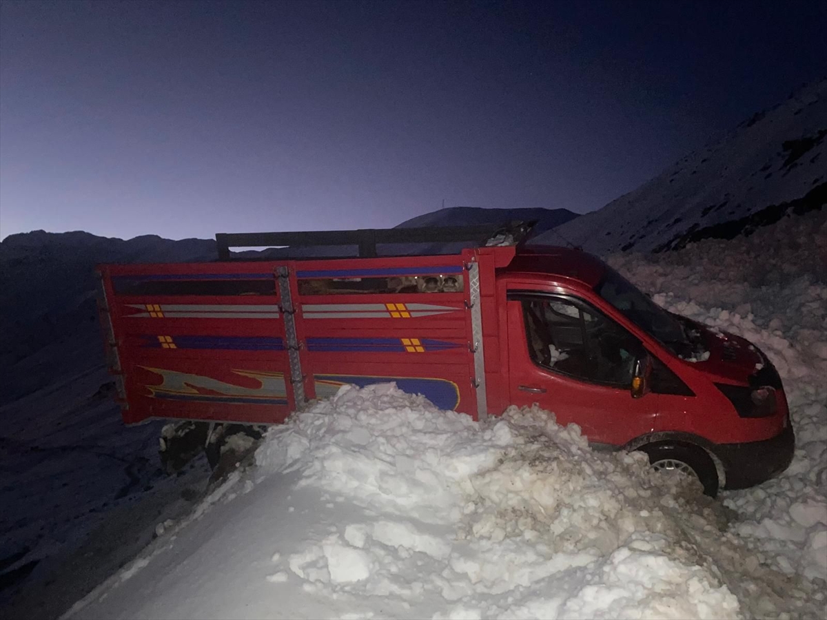 Rize'de çığ nedeniyle mahsur kalan 15 kişi kurtarıldı