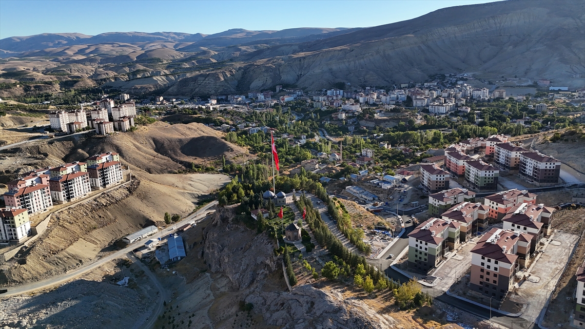 Malatya'da Hasan Gazi Türbesi ve Şehitlik Anıtı'na 50 metrelik bayrak direği yerleştirildi