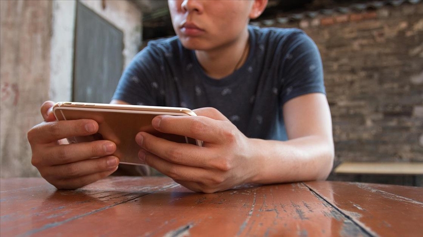 Kontrolsüz sosyal medya kullanımı ve şiddet içerikli oyunlar ergenleri tehdit ediyor